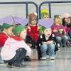 (abra)   Unter dem Motto „Die Jahresuhr steht niemals still“ stand das Sommerfest des Kindergartens Altfeld. In einer Aufführung stellten die Kinder tanzend und singend die Jahreszeiten vor. Im Anschluss fand eine Kinderolympiade statt. Beim Schubkarren- und Hüpfpferdrennen konnten die Teilnehmer ihre Kräfte messen. Außerdem wurden die Kids geschminkt; passenden Kopfschmuck gestalteten sie selbst. Die Eltern sorgten fürs leibliche Wohl.