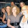 Im Info-Mobil: Gruppenbild der Schülerinnen der Klasse M9 (Franziska Wirsing, Sarah Dechant, Laura Kessler, Patricia Müller, Nele Homann, Michaela Paal, Melissa Schmitt, Vanessa Vierheilig) mit Berater Wolf-Dieter Bieler.