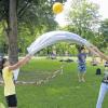 Geschick gefragt: Beim „Handtuchballspiel“ im Karlstadter Freibad am Kindertag nahmen zwei Spieler die Enden eines Handtuchs in die Hände, auf das ein Ball gelegt wurde, der nach oben geworfen und aufgefangen werden musste.