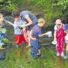 (ried)   Der Bund Naturschutz (BN) veranstaltete zusammen mit dem Kindergarten Hafenlohr Naturerlebnistage am Bach. Die Kinder und die Erzieherinnen trafen sich am Zeltplatz in Windheim mit Alexandra Thielen vom BN und gemeinsam wurde der Lebensraum Bach erkundet. Mit Sieben ausgestattet, durchforsteten die Kinder das Wasser. Sie waren sehr erstaunt, welche Tiere dort zu finden waren. Auch unter den Steinen wurden Tiere entdeckt, von denen die Kinder noch nie gehört hatten. Nach einer genauen Bestimmung wurde der „Fang“ wieder in die Freiheit entlassen. Unser Foto zeigt die Kinder im Wasser der Hafenlohr.