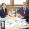 Prosit auf die Residenz-Gaststätten: die neuen Wirte Michael Berghammer (links) und Ralf Barthelmes (rechts) mit der Grafikdesignerin Tina Westendorf und dem Leiter der Schloss- und Gartenverwaltung Gerhard Weiler.HERBERT KRIENER