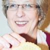 Stolz zeigt Ursula Schmitz den St.-Georgs-Taler des Cafés Ludwig zum 700-jährigen Bestehen der Brückenauer Stadtrechte.