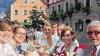 Die Gläser hoch: Gute Laune bei der Eröffnung hatten (von rechts) FC-Vorsitzender Manfred Knorr, Weinprinzessin Manuela Geißler, Bürgermeister Heinz Koch und die Weinhoheiten Anna Hofmann, Franziska König und Karoline Wallrapp.