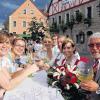Die Gläser hoch: Gute Laune bei der Eröffnung hatten (von rechts) FC-Vorsitzender Manfred Knorr, Weinprinzessin Manuela Geißler, Bürgermeister Heinz Koch und die Weinhoheiten Anna Hofmann, Franziska König und Karoline Wallrapp.