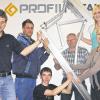 Bei Profilmetall hat jeder Azubi seinen Ausbilder: Ausbilder Martin Freudemann (von links), Jens Thielen, Eduard Schönfeld, Ausbilder Michael Heinzmann, Jennifer Thöni und Ausbilderin Nicole de Santis mit dem „Profilman“, der die Karriereleiter symbolisiert. Azubi Daniel Geroschus fehlt auf dem Bild.