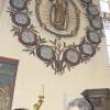 Experten-Gespräch über Riemenschneider: Stadtführerin Evamaria Bräuer und die japanische Riemenschneider-Kennerin Fukuda Midori vor der Rosenkranz-Madonna in der Stadtpfarrkirche, deren zwei Engel aus der Hand des Künstlers stammen.