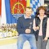 Edelbrände getestet: Das Bild zeigt (von links) Hubert Fröhlich (stellvertretender Vorsitzender), Andrea Bätz (Geschäftsführerin) und Alfons Kraft (Vorsitzender) vom Fränkischen Obst- und Kleinbrennerverband mit angestellten Prämierungsproben.