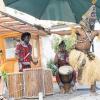 (fku)   Für fränkische Ohren ungewohnt waren die Trommelrhythmen der südafrikanischen Band „Mbonda Lokito Percussions“, die am Sonntag im Erlenbacher „Galariestüble“ auf die Fußball-WM in Südafrika einstimmte. Das afrikanische Feuer sprang schnell auf die Gäste über und keiner konnte sich den rhythmischen Melodien der Trommeln und dem Temperament der Musiker entziehen. Mit zauberhaften Melodien,  Tanz und Gesang zogen die Musiker die Gäste schnell in ihren Bann. So reichte das Repertoire von langsamen, gefühlvollen Liedern, über traditionelle Trommelrhythmen bis hin zu Tanzdarbietungen. Ob der Regenschauer am Abend auf den aufgeführten Regentanz zurückzuführen war, konnte letztlich nicht endgültig nachgewiesen werden. Die Musikgruppe unterstützt einen gemeinnützigen Verein, der sich zum Ziel gesetzt hat, Straßenkindern in der Hauptstadt der Republik Kongo eine Möglichkeit der Reintegration in die Gesellschaft zu geben. Die Ebenfalls am Sonntag eröffnete Ausstellung mit Kunst- und Gebrauchsgegenständen aus Afrika ist im „Galariestüble“ noch bis September zu sehen.