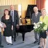 (ste)    Neben dem 200. Geburtstag von Robert Schumann gab es am Dienstag in der Musikschule Schweinfurt noch ein Ereignis zu feiern: Oberbürgermeister Sebastian Remelé hat als Nachfolger von OB Gudrun Grieser den Vorsitz des Stiftungsrates der Karl-Haus-Stiftung und der Musikstiftung Schweinfurt übernommen. Dieser entscheidet über eine sinnvolle Verwendung der Gelder, etwa für die Anschaffung von Musikinstrumenten oder Notenblättern sowie für Konzertreisen begabter Musikschüler. „Wir wollen dieses Ereignis nicht strümpfig über die Bühne gehen lassen“, betonte Kurt Petzold, der Vorsitzende des Stiftungsvorstandes, und sogleich legte Violinlehrer Florian Meierott los mit dem virtuosen „nel cor piu“ von Paganini und einem feurigen Czardas von Grock. Seit 1994 haben beide Stiftungen junge Musiker der Stadt mit über 110 000 Euro gefördert. Petzold wies auf neue Herausforderungen hin, wie den zunehmenden Ganztagsunterricht in Schulen, der das Musizieren am Nachmittag einschränkt. Gudrun Grieser sprach sich in ihrer Abschiedsrede dafür aus, Fördermittel nicht nur zweckgenau einzusetzen, sondern auch das breit gefächerte Feld der Kultur zu unterstützen. Stiftungsgründer Karl Haus hob den „Wert der Musik in der jugendprägenden Zeit“ hervor. Im Bild von links: Karl Haus, Musikschulleiterin Andrea Schärringer, Musikschul-Geschäftsführer Thomas Fritz, Kurt Petzold, Gudrun Grieser und OB Sebastian Remelé.