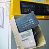 Alt und neu: Defekte Heizungssteuerung im Karton und die neue. Ein Stromausfall hat den Schaden von 1240 Euro verursacht.