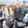 (reg)   Eine neue Filiale hat das Sanitätshaus Knoll in Bad Königshofen am Marktplatz eröffnet. Gerold Knoll, Orthopädie- und Rehatechniker (Mitte), und Petra Knoll, Medizinprodukte-Beraterin, bieten alles an, was ältere und hilfsbedürftigen Menschen brauchen. Das reicht von Gehhilfen, allen Heil- und Hilfsmitteln für die häusliche Pflege, bis zu Kompressionsstrümpfen, Blutdruck- und Blutzuckermessgeräten sowie Spezialschuhen, Einlagen und vielem mehr. „Wir wollen unseren Kunden kurze Wege bieten“, sagte Gerold Knoll, deshalb hat das Ehepaar die schon vor drei Jahren ins Auge gefasste Filiale in Bad Königshofen jetzt umgesetzt, der Hauptsitz ist in Münnerstadt. Bürgermeister Thomas Helbling (rechts) gratulierte zur Neueröffnung. Geöffnet hat das zertifizierte Sanitätshaus Montag bis Freitag 9 bis 12.30 Uhr und 14 bis 18 Uhr und Samstag von 9 bis 12.30 Uhr.VOSSENKAUL