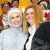 Mit von der Partie: Emine Erdogan (links), Frau des türkischen Ministerpräsidenten, und Anta Papandreou, Frau des griechischen Regierungschefs.