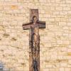 Auferstehung: Neben der Kirche Leutershausen steht das Auferstehungskreuz von Sieger Köder.