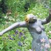 (co)   Blüten über Blüten treiben die Sommerhäuser Kunsttage in diesem Jahr. 1000 Rosen weisen den Weg zu den einzelnen Galerien, wo sich Blume und Kunst vereinen – manchmal auch im Garten, wie in der Galerie beim Roten Turm. Fantastische Plastiken, wie beispielsweise diese nackte Frau von Harro Frey (Foto) und ungewöhnlich witzige Arbeiten des Glasstudios Borowski bezaubern zwischen Akelei und Lerchensporn. Hintergründige Blumen-Fotografien von Tobias Buddensieg, Photomalerei von Vallabh Patel, das Blütenmeer von Kunstschmied Georg Mützel, die Blumigen Zeiten im Atelier von Annadora Diller-Köninger oder die Blütenträume in der „verrückten“ Galerie am Schloss gibt es unter anderem zu bewundern. Noch bis einschließlich Sonntag können Kunstinteressierte die 24. Sommerhäuser Kunsttage besuchen. 14 Galerien und Ateliers öffnen ihre Türen. Dazu kommen Konzerte und Theateraufführungen. Alle Galerien und Ateliers sind täglich von 14 bis 18 Uhr geöffnet.
