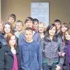 Beeindruckt: Die 9. Klasse der Volksschule Bad Königshofen besichtigte dei Genobank. Im Bild (Zweite von rechts) Lehrerin Elisabeth Bauer und Mathias Gerstner (rechts).