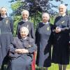 Ihr Professjubiläum bei den Dillinger Franziskanerinnen in St. Elisabeth in Sendelbach: (von links) Mutter Oberin Schwester Regine, Schwester Eligia, Schwester Elma, sitzend Schwester Vinzentia, Schwester Leone, Schwester Angela und die Provinzoberin aus Bamberg, Schwester Rita Walter.