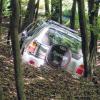 (mm)   Zu einem schweren Unfall kam es am 5. Juni gegen 12.20 Uhr in Riedenberg.  Der 74-jährige Fahrer eines Geländewagens wollte auf einem abschüssigen Waldweg wenden. Dazu fuhr er in einen Stichweg hinein, geriet aber zu nah an den steilen Abhang. Der Geländewagen rutschte den Hang hinunter, überschlug sich und kam nach etwa 30 Metern zum Stehen.  Der Fahrer wurde im Auto eingeklemmt und wurde mithilfe von Anwohnern befreit. Mit dem Sanitätsfahrzeug kam er ins Krankenhaus.