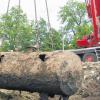 Es blieb spannend: Mit dem Schwerlastkran wurde der uralte Öltank auf der Baustelle des Gesundheitszentrums doch schließlich hochgehievt und auf einen Container manövriert.
