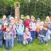 (mk)   Zur traditionellen Kinderwallfahrt lud der Kindergarten St. Josef in Frammersbach ein. Es beteiligten sich etwa 70 Kinder im Alter von zwei bis acht Jahren an der Wallfahrt, die zu Ehren der Mutter Gottes zur drei Kilometer entfernten Kreuzkapelle führte. Die Jüngsten wurden von einigen Müttern begleitet. Dort angekommen, gestalteten alle Kinder unter Mitwirkung der Wortgottesdienstleiterin Elisabeth Aull eine Marienandacht. Danach gab es zur Stärkung eine rustikale Brotzeit. Auch das trübe Wetter tat der guten Stimmung keinen Abbruch. Alle hatten ihren Spaß, berichtet die Kindergartenleiterin Barbara Loschert.