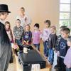 (mk)  „Der Zauberer kommt!“ Wie ein Lauffeuer breitete sich diese Nachricht im Röttbacher Kindergarten aus. Und genau so, wie man sich einen Zauberer vorstellt, mit Zylinder, weißem Hemd und schwarzem Umhang war Raphael Maier aus Bischbrunn gekleidet und konnte die Kinder vom ersten Augenblick an begeistern. So schlüpften aus seinen Händen drei Babyhasen, obwohl doch zuvor Mama und Papa Hase darin versteckt waren. Ein leeres Malbuch war „Hokuspokus“ ausgemalt, aus drei Seilen wurde ein Kreis ohne Ende und wieso aus einem Würfel acht wurden, konnte sich keines der Kinder erklären. Die Kinder waren sehr stolz auf sich selbst, weil sie dem Zauberer zur Hand gehen durften, auch wenn sie sich die Tricks nicht erklären konnten. „Ich wusste gar nicht, dass es echte Zauberer gibt“, sagte einer der Jungen am Schluss und das machte deutlich, wie beeindruckt die Kinder von der Vorstellung waren.
