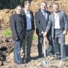 Baubeginn für Betreutes Wohnen in Wiesentheid: 33 Wohnungen wollen die Bauherren Gerhard Preißner (rechts) und Sohn Sebastian (zweiter von links) dort direkt neben dem bestehenden Altenheim errichten. Wiesentheids Bürgermeister Werner Knaier (zweiter von rechts) und Bauunternehmer Karl Böhner waren beim Spatenstich dabei.