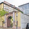 Hier wird umgebaut: Straßenansicht der „Wiener Botschaft“ in der Herrnstraße in Veitshöchheim gegenüber dem Pfarrhaus – im Hintergrund der eingerüstete Dachstuhl des Ostflügels, der sich als baufällig herausstellte und nun vollständig erneuert werden muss.