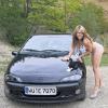 Sportliches Fahrwerk: Elke Romakowski mit ihrem schwarzen Opel Tigra 2,0 8V.