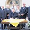 Eintrag ins Goldene Buch: Mit einem Empfang würdigte die Stadt Bischofsheim Neupriester Klaus Weber (Mitte). Dahinter von links der Landtagsabgeordnete Robert Kiesel, Dekan Bernold Rauch, Prälat Karl Brand, Bürgermeister Udo Baumann, Lydia und Siegfried Weber und Stadtpfarrer Manfred Endres.