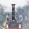 (ddp)   Aus Anlass des 175. Jubiläums der ersten deutschen Eisenbahnfahrt ist am Samstag eine detailgetreue Nachbildung des historischen „Adlers“ von Nürnberg nach Fürth gefahren. Mit an Bord war unter anderem Klaus Nudinger, Ururenkel des britischen Lokomotivführers der „Adler“-Jungfernfahrt, William Wilson, wie die Stadtverwaltung von Nürnberg mitteilte. Wilson hatte am 7. Dezember 1835 erstmals die Strecke zwischen Nürnberg und Fürth zurückgelegt. Der Fürther Oberbürgermeister Thomas Jung (SPD) begrüßte nach der Ankunft am Hauptbahnhof die Fahrgäste, darunter auch seinen Amtskollegen aus Nürnberg, Ulrich Maly (SPD). Zahlreiche Schaulustige und eine Blaskapelle warteten am Fürther Hauptbahnhof auf den historischen Zug.