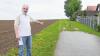 Streitpunkt: Uwe Rottmann zeigt in Oberpleichfeld auf den Seligenstadter Weg, den die Gemeinde ausbauen möchte.
