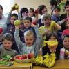 (jogi)   17 Kinder der Dino-Gruppe des Kindergartens Kolpingstraße in Marktheidenfeld sind am Dienstag mit einer leckeren Morgenmahlzeit in den Tag gestartet. Von 9.30 Uhr an durften die Kleinen in ihrem Gruppenraum nach Herzenslust schlemmen: Es gab Müsli, Joghurt, Brot, Obst, Gemüse und vieles mehr, was dem Körper guttut. Gesponsert wurden die Lebensmittel vom benachbarten tegut-Markt, der mit Monja Kinzel sogar extra eine Mitarbeiterin geschickt hatte, die den Mädchen und Jungen die Vorzüge der nahr- und schmackhaften Kost erklärte. Das Büfett war derart reichlich, dass noch genug übrig blieb, um am heutigen Mittwochmorgen noch einmal gemeinsam zu schmausen. In der nächsten Zeit sollen auch die rund 50 Kinder aus der Löwen- und Bären-Gruppe in den Genuss eines solchen Frühstücks kommen, kündigte Heidi Sommer, die Leiterin der Dino-Gruppe, an.Foto: JOCHEN JÖRG