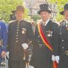 Lange dabei: Der Landesverband des Bundes Historischer Bürger- und Landwehren Bayern, vertreten durch Landes-Actuar Andreas Lüneburg (links), zeichnete Dieter Dressel (Zweiter von rechts), der nach 20 Jahren Mitgliedschaft im Kommando dasAmt des Fahnenbegleiters niederlegt, mit der silbernen Verdienstmedaille des Landesverbandes aus. Leutnant Michael Burkard wurde für seine Verdienste um die Bürgerwehr mit der Verdienstmedaille in Bronze belohnt. Natürlich bedankte sich auch Hauptmann Manfred Barfuß (Zweiter von links) bei den Geehrten.