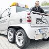 Unikat: Karosseriebaumeister Sascha Gerstmayer und sein unverkäufliches Einzelstück – ein Mini-Laster auf Smart-Basis.