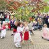 (ewie)   Ein buntes Programm gab es beim Fest des Kindergarten St. Vitus. Zahlreiche Aktionen konnten im Freien stattfinden, so auch die Aufführung der Kinder, mit der der bunte Nachmittag eingeläutet wurde. Unter dem Motto „Die Jahresuhr steht niemals still“ hatten die Mädchen und Jungen mit ihren Erzieherinnen eine unterhaltsame Aufführung mit Musik, Tanz und Gesang einstudiert. Die Kids ließen die Jahreszeiten Revue passieren, Frühling, Sommer, Herbst und Winter. Sie stellten das  Frühlingserwachen am Gartenteich nach, nahmen die Besucher mit in den Sommerurlaub nach Bella Italia und pflegten mit ihnen Bräuche wie die Kirmes im Herbst oder die  Weihnachtsbäckerei in der besinnlichen Zeit.