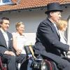 (so)   Am Pfingstsamstag hätte das Wetter nicht schöner sein können, als Thomas Rützel und Alexandra, geborene Roth, sich in der Kirche St.Wendelin das Ja-Wort gaben. Der Zeitpunkt der Hochzeit im Wonne-Monat Mai war perfekt gewählt. Einen nicht alltäglichen Anblick bot sich den Eyershäusern, als in offener Kutsche das junge Brautpaar vom Elternhaus der Braut am Mühlgraben durchs Dorf bis zur Kirche kutschiert wurde. Vorneweg die Musikkapelle, gefolgt von einer großen Hochzeitsgesellschaft. Die beiden 29-jährige frisch Vermählte sind berufstätig. Alexandra ist gelernte Bürokaufrau und qualifizierte sich weiter zur Handelsfachwirtin, Thomas ist Krankenpfleger und jetzt als stellvertretender Stationsleiter tätig. Kennen gelernt haben sie sich schon in der Realschule in Bad Königshofen. Alexandra mag seit ihrer Kindheit Pferde. Mit 12 Jahren wurde ihr der Wunsch erfüllt. Mit ihrem Onkel zusammen versorgen beide Pferd Harro, das sich auf der Koppel sehr wohl fühlt. Bei dieser Liebe zu Pferden war schon seit langem klar, dass nur eine echte Brautkutsche, gezogen von einem schmucken Pferd, das richtige Hochzeitsfahrzeug für dieses Eyershäuser Brautpaar sein konnte. Nach der Hochzeitsfeier wurden gleich die Koffer gepackt, denn die Hochzeitsreise führt beide in den Süden nach Mallorca.