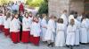 Ein seltenes Bild: Die 85 Teilnehmer am Augustiner-Ministranten-Treffen beim Einzug in die Magdalenen-Pfarrkirche zum Festgottesdienst am Pfingstmontag.