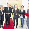 (sp)   Das Druck- und Medienhaus „Der Kopier Shop“ war bislang an zwei Standorten in der Sattlerstraße vertreten. Nun hat Firmengründer Herbert Korn die beiden Geschäftszweige Kopier Shop und Großformat-Zentrum in den neuen Räumen in der Rückertstraße 26 zusammengeführt und damit der stetigen Expansion Rechnung getragen: Das 1987 als kleine Licht- und Fotopauserei mit eineinhalb Arbeitskräften gegründete Unternehmen ist heute „ein moderner Global Player mit 20 Mitarbeitern in den Bereichen Copy, Print, Grafik-Design und Präsentationssysteme“, so Korn. Zur Wiedereröffnung nach dem Umzug gratulierte unter anderem Oberbürgermeister Sebastian Remelé, der sich zudem bedankte, dass das Geschäft der Innenstadt erhalten geblieben ist. Im Bild von links: Firmeninhaber Ilse und Herbert Korn, OB Remelé, Juniorchefin Susanne Arndt und Varietékünstler Dirk Denzer, der während des Eröffnungstages zusammen mit Angelika, einer Saxofonistin auf Stelzen, ein unterhaltsames Showprogramm für die Kunden bot.