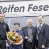 hgö)   Ein deutschlandweites Gewinnspiel hatte die Einkaufsgesellschaft Freier Reifenfachhändler (EFR) zusammen mit dem Reifenhersteller Continental veranstaltet. In Schweinfurt war die Firma Reifen-Feser am Hainig in die Aktion eingebunden. Über 1200 Kunden nahmen teil, und unter diesen wurden 99 Preise verlost, darunter als Hauptpreis Tickets für die Fußball-Weltmeisterschaft in Südafrika inklusive Flug, Hotel und Safariausflug. Vergangene Woche konnten Wolfgang und Brigitte Aust ihre Tickets aus den Händen von Alexander Feser und Continental Bezirksleiter Peter Bartsch in Empfang nehmen. Wolfgang Aust, selbst aktiver Fußball-Schiedsrichter, bekannte, während des Anrufs erst einmal sprachlos gewesen zu sein. „Auch bei dem nachfolgenden Brief haben wir erst einmal den Haken gesucht, man liest ja oft genug von seltsamen Gewinnnachrichten.“ Mittlerweile freut sich das Ehepaar aber auf den bevorstehenden Kurzurlaub, der neben dem Erlebnis eines WM-Spiels den Aufenthalt in einem Luxushotel, Besichtigungen der attraktivsten Sehenswürdigkeiten rund um Johannesburg und eine Safari beinhaltet. Auf unserem Bild von links: Geschäftsführer Alexander Feser, die Preisträger Brigitte und Wolfgang Aust, Peter Bartsch.