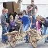 (rs)   Auch heuer fand im Rahmen des Feuerwehrfestes in Obereßfeld das traditionelle Schubkarrenrennen statt. Für die Teilnehmer und Besucher gab es wieder jede Menge spannende Rennen, kuriose Techniken und viel Spaß mit den historischen Einrad-Transportern. Moderiert wurden die Rennen vom Kommandanten Benedikt Rückert, der wie gewohnt immer einen flotten Spruch auf den Lippen hatte. Gewonnen hat Tobias Dömling vor Ferdinand Dömling. Tags zuvor wurde ein Großübung mit Wehren aus Obereßfeld, Untereßfeld, Gabolshausen, Alsleben, Sulzdorf, Sternberg, Schwanhausen, Zimmerau, Serrfeld und Bad Königshofen durchgeführt. Angenommen wurde ein Brand des neu errichteten Schützenheimes bei dem vier vermisste Personen mittels Atemschutz von von den Wehren aus Bad Königshofen Sulzdorf und Alsleben gerettet werden mussten.