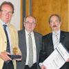 Goldenes Siegel: Vizepräsident Walter Heußlein (Billingshausen) und der Obmann der unterfränkischen Friseurinnungen, Dieter Eser (Aschaffenburg), überreichten die Auszeichnung an Jürgen Wallenstein, der nach jahrzehntelanger Tätigkeit für die Friseurinnung Main-Spessart das Amt des Obermeisters in jüngere Hände abgab.