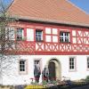 Fachwerk-Pracht: Das Langhaus in Stadtschwarzach wurde renoviert. Nicht nur Bürgermeister Lothar Nagel und Architekt Heinz Damovsky sind zufrieden mit dem Ergebnis. Im gleichen Zug wurde auch das Rathaus restauriert.