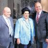 Goldene Hochzeit: Das Eußenheimer Gastwirtsehepaar Elfriede und Ludwig Holzinger feierten Goldene Hochzeit. Bürgermeister Dieter Schneider (rechts) gratulierte für die Gemeinde.