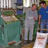 Besuch in der Schlossmühle Untereuerheim: Otto und Jochen Schor laden am Pfingstmontag, dem Deutschen Mühlentag, zum Besuch ihrer Schlossmühle ein. Wissenswertes rund ums Thema  Korn und  Mehl zu erfahren. Ab 13 Uhr gibt Müller Jochen Schor Führungen. Die Schlossmühle der Familie Schor ist eine der wenigen produzierenden Mühlen. Weizen, Roggen und Dinkel werden in 17 Mahlgängen zu Mehl oder Gries vermahlen.
