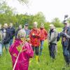 Gewässernachbarschaftstag: Dr. Dagmar Mußhoff vom Wasserwirtschaftsamt Bad Kissingen erklärt an der Monitoring-Messstelle am Riedbach bei Mechenried, welche Maßnahmen durchgeführt werden. Im festen Rythmus wird an dieser repräsentativ ausgewählten Stelle Fauna und Flora des Riedbaches untersucht. Der Bach wird als „natürliches Gewässer“ eingestuft und ist auf dem Weg in einen „guten ökologischen Zustand.“