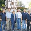 Die Delegation vor dem Läutturm in Todenbüttel. Eine Bücholder Delegation gratulierte Bürgermeister Otto Harders von Todenbüttel zum 100-jährigen Jubiläum. Im Bild von links: Gerätewart Günther Rauch, Stadtrat Fritz Suckfüll, Bürgermeisterin Linda Plappert-Metz, Bürgermeister Otto Harders, Schriftführer Armin Winkler und Kommandant Karl Keller.