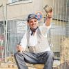 (one)   Mann mit Modelmaß: Michael Reder aus Mellrichstadt ist beim Stadtfest „Mellrichstädter Leckerbissen“ zum „Mr. Baustelle“ gekürt worden. Im Rahmen der Aktion „Anbaggern auf der Baustelle“ hatte im Mai ein Fotoshooting stattgefunden, bei dem sich Frauen und Männer auf der Baustelle am Roßmarkt ablichten lassen konnten. Die Besucher des Stadtfestes hatten dann die Qual der Wahl. 380 Stimmen wurden abgegeben, die Mehrheit davon entfiel auf Bild Nummer elf mit Michael Reder. Er darf sich als „Mr. Baustelle“ über einen Einkaufsgutschein freuen.