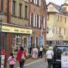Gut und schlecht nah beieinander: Die „Koppen“-Fassade mit dem dezenten Glasvordach (Mitte) sowie der Ausleger und die Rosenstöcke der Stadtapotheke (rechts) sind Blickfänge in der Gemündener Altstadt und eine Bereicherung.