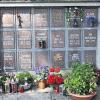 Wem gehören die Blumen? Urnenwände, wie hier im Friedhof von Bad Königshofen sind heute in fast jedem Friedhof zu finden. Allerdings sind die Blumen und Kerzen, die am Boden stehen, keinem der hier bestatteten Toten zuzuordnen.HANNS FRIEDRICH