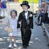 (matz)  Erstmals zwei Tage dauerte das Sommerfest im Kindergartens Obersfeld. Das Motto war Modenschau. Die Kleinen führten mit unterschiedlichen Stilen in verschiedene „Epochen“ des 20. Jahrhunderts. Am meisten von den Gästen bewundert waren Calotta Keller und Louis Reichert als Hochzeitspaar. Am Vorabend gab es Steckerlfisch und Lagerfeuerromantik.