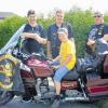 Klänge für die gute Sache: Am Sonntag, 6, September, findet ein großes Open Air-Konzert auf dem Marktplatz von Oberelsbach statt. Der Veranstalter, der Motorradclub „The Lions Rhön“ spendet 100 Prozent des Erlöses an die Station Regenbogen. Auf das Fest freuen sich hinten von links der zweite Vorsitzende der Lions, Erich Barthelmes, Steffen Fuchs und Dieter Kappenko sowie der ehemals an Leukämie erkrankte Maximilian Klüber HUTER